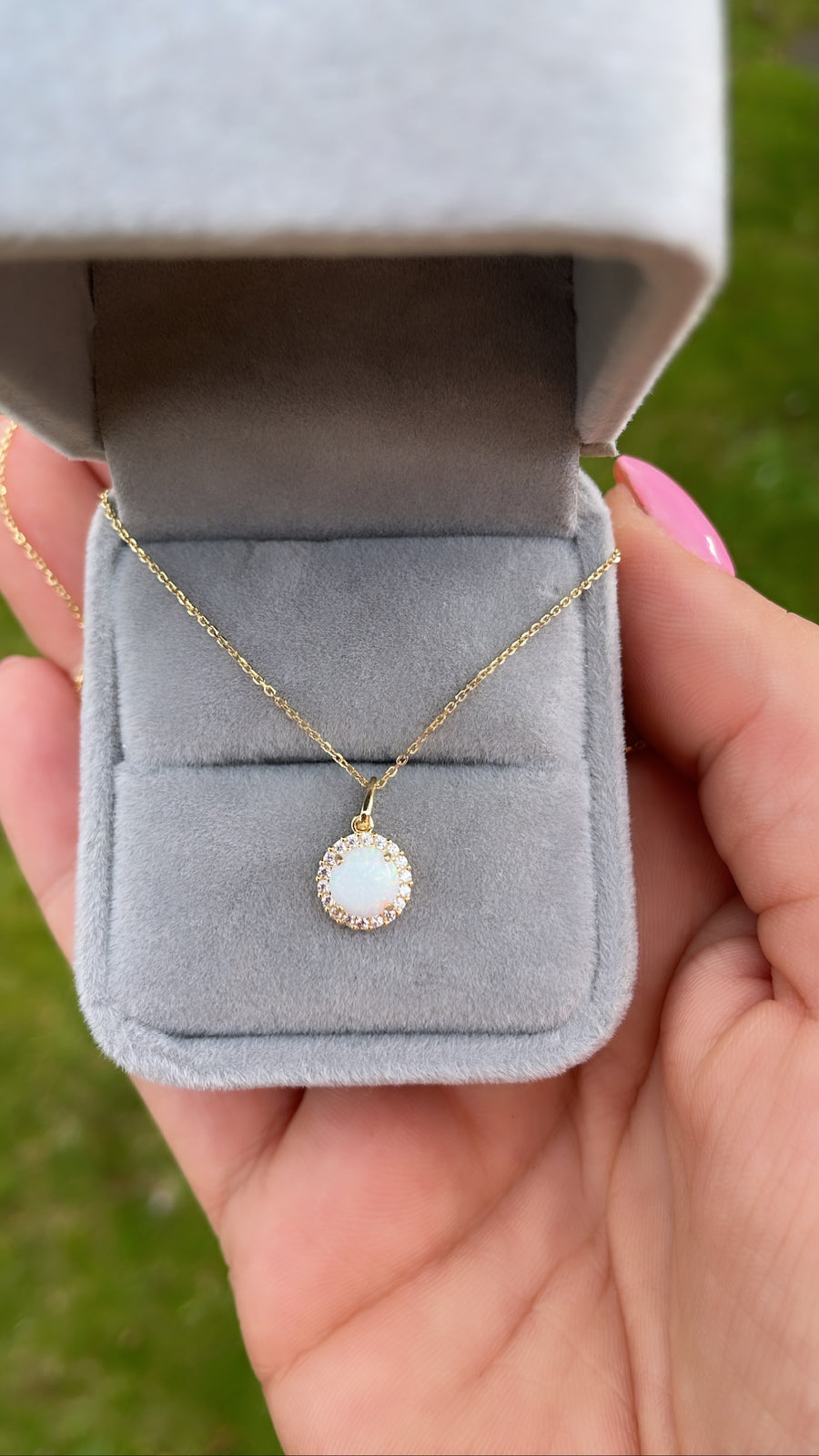 Solid 9ct gold Opal Pendant (9ct Solid Gold pendant & chain)