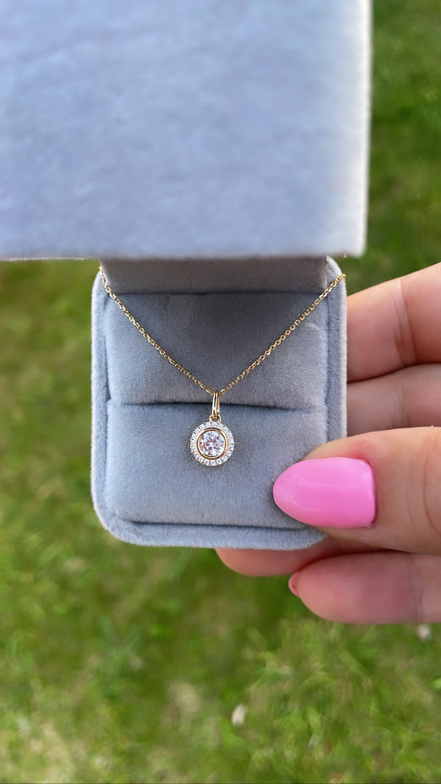 Solid 9ct  gold solitaire  Pendant (9ct Solid Gold pendant & chain)